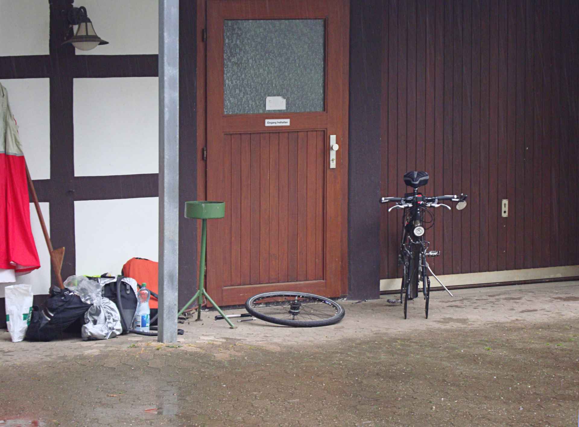 Einen "Platten". Natürlich bei Regenwetter